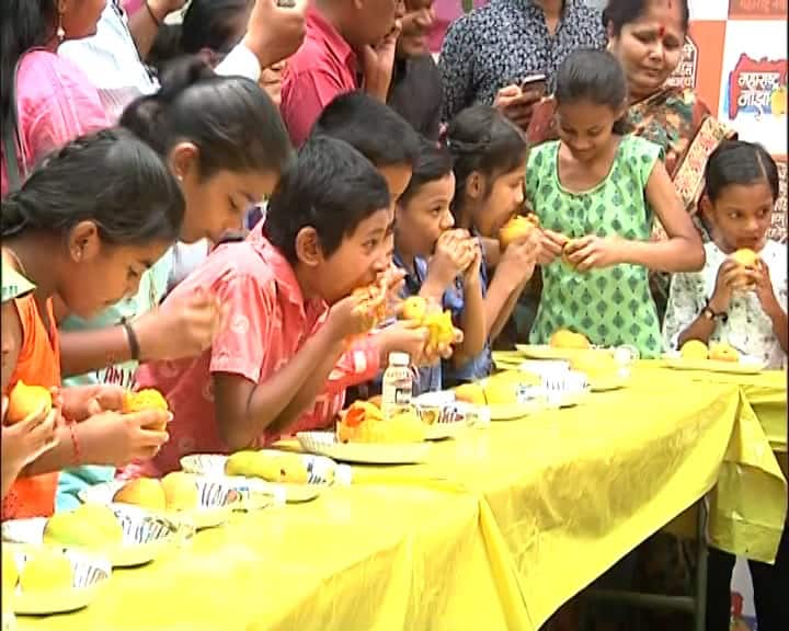 पुण्यात हे चवदार, रसाळ, पिवळेधम्मक हापूस आंबे खाण्याची स्पर्धा आज पार पडली