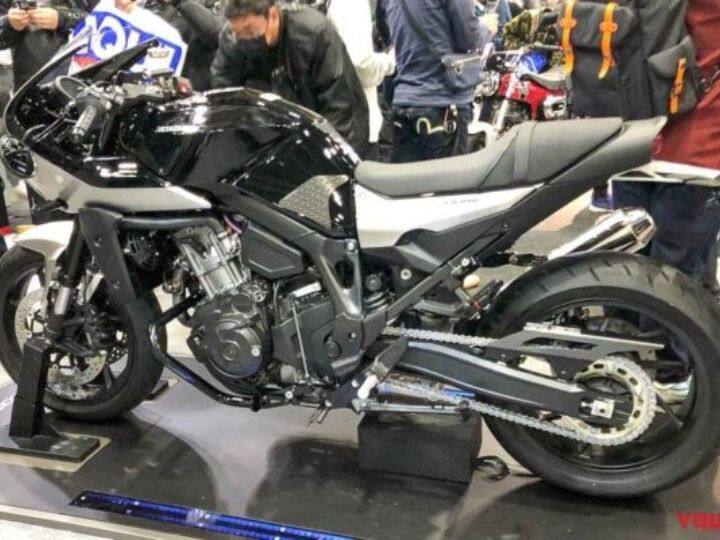 नवीन Honda Hawk 11 च्या फीचर्स बद्दल सांगायचे झाले तर, यात अनेक राइडिंग मोड आहेत. यात स्पोर्ट, स्टँडर्ड, रेन आणि यूजर मोड ग्राहकांना मिळतील. या मोड्समध्ये, होंडा सिलेक्टेबल टॉर्क कंट्रोल (HTSC) द्वारे पॉवर डिलिव्हरी, पॉवर लिमिट आणि इंजिन ब्रेकिंग आहेत. या बाईकला राईड-बाय-वायर थ्रॉटल कंट्रोल सिस्टम मिळते. यासोबतच या बाईकवर एलसीडी स्क्रीनही दिसत आहे.