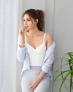 Kriti Sanon: बॉलिवुड अभिनेत्री क्रिती सेननचा पार्टी लूक; पाहा फोटो!