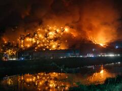 Bhalswa Landfill Site: दिल्ली के भलस्वा लैंडफिल में लगी भीषण आग, देखें तस्वीरें