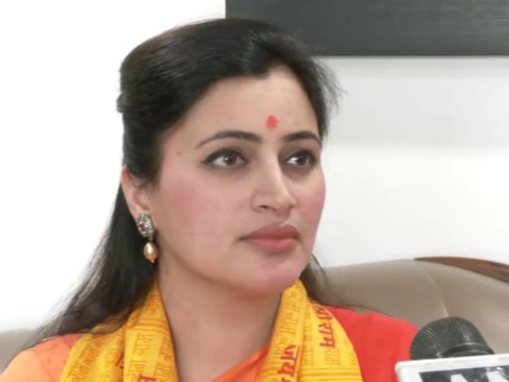 Navneet Rana : नवनीत राणा तुरुंगातून थेट लीलावती रुग्णालयात दाखल; स्पॉन्डॅलिसिसचा त्रास वाढला