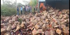 Bankura News: তৃষ্ণা নিবারণে যাওয়ার পথে বিপত্তি, বাঁকুড়ায় উল্টে গেল বিয়ার বোঝাই লরি, মুহূর্তে চুরমার হাজার হাজার বোতল