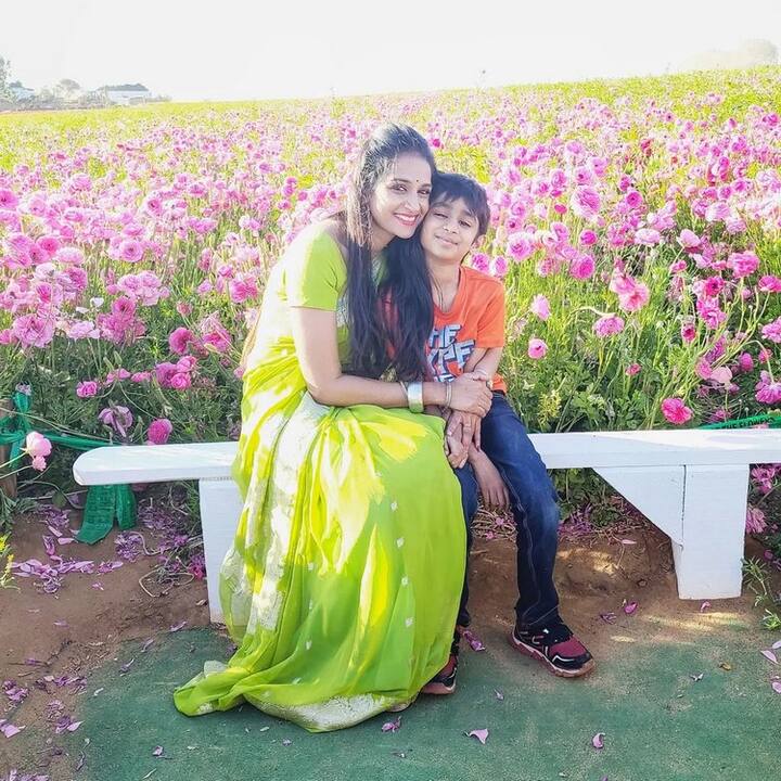 తాజాగా ఆమె షేర్ చేసిన ఫ్యామిలీ ఫొటోలు వైరల్ అవుతున్నాయి. (Photo Courtesy: Laya Instagram)