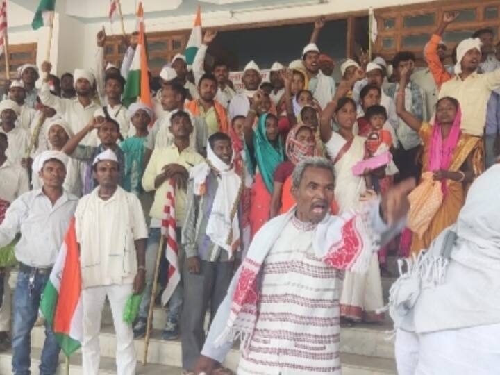 Latehar Tribal Tana Bhagat community deferred on Latehar District Collectorate opposing of Panchayat elections Latehar News: जनजातीय टाना भगत समुदाय का प्रदर्शन, लातेहार जिला कलेक्ट्रेट में लगाए ताले, कर रहे ये मांग