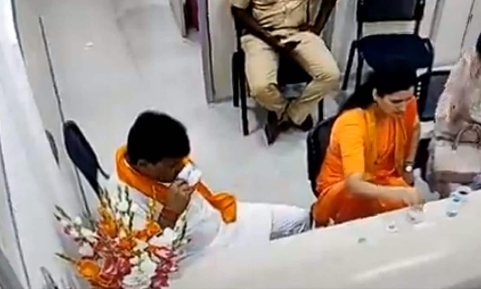 'પાણી પણ ના આપ્યા'ના નવનીત રાણાના દાવાને મુંબઈ પોલીસ કમિશ્નરે વીડિયો શેર કરીને ફગાવ્યો, ચા પીતાં દેખાયાં સાંસદ