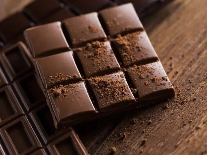 Dark Chocolate : चॉकलेटबाबत अनेकांच्या मनात अनेक प्रश्न निर्माण होतात की चॉकलेट खाणे फायदेशीर की तोट्याचे? बरेच लोक चॉकलेटला आरोग्यदायी मानतात. तर, काही चॉकलेट हानिकारक मानतात.