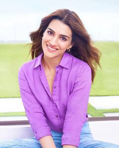 Kriti Sanon: बॉलिवुड अभिनेत्री क्रिती सेननचा पार्टी लूक; पाहा फोटो!