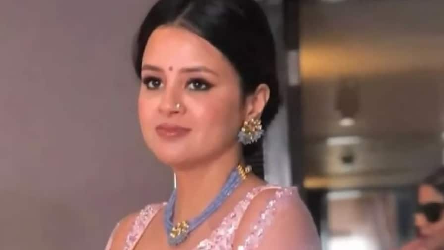 Sakshi Dhoni : वीज टंचाईवर भडकली धोनीची पत्नी साक्षी; ट्वीट करत सरकारला विचारला जाब sakshi dhoni on power cut in ranchi sakshi dhoni not happy about electricity supply in ranchi tweeted in twitter Sakshi Dhoni : वीज टंचाईवर भडकली धोनीची पत्नी साक्षी; ट्वीट करत सरकारला विचारला जाब