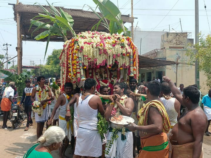 கரூர்: கோலாகலமாக கொண்டாடப்படும் மாரியம்மன் திருவிழா: தீ மிதித்து பக்தர்கள் நேர்த்திக்கடன்!