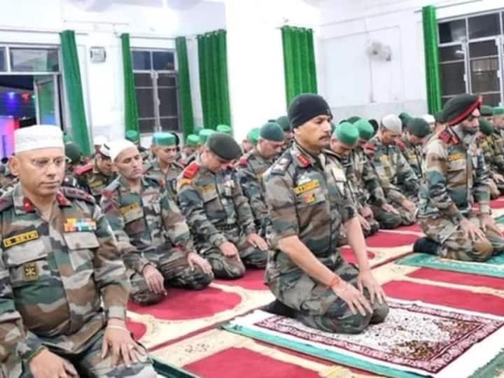 Indian Army officers offering Namaz in Kashmir picture won the hearts of people Kashmir में नमाज अदा करते दिखे भारतीय सेना के अधिकारी, तस्वीर ने जीता लोगों का दिल