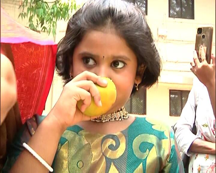 या स्पर्धेमध्ये पलक निखिल मालुसुरे या चिमुकलीने 3 मिनिटांत 3 आंबे खाऊन प्रथम क्रमांक पटकवला.