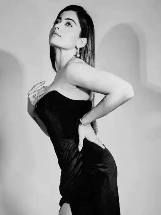 रश्मिका मंदाना भी करण के शो में पहुंच सकती हैं. फिल्म पुष्पा की सफलता और बॉलीवुड में अपने डेब्यू को लेकर वह इन दिनों खासा सुर्खियों में हैं. ऐसे में नेशनल क्रश कही जाने वाली एक्ट्रेस की मौजूदगी शो में जाहिर तौर पर खास होगी.