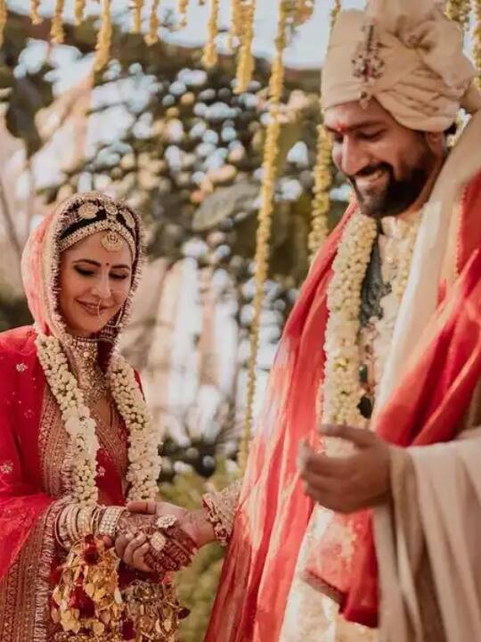 बॉलीवुड के लवेबल कपल कैटरीना कैफ और विक्की कौशल हाल ही में शादी के बंधन में बंधे हैं. हालांकि, दोनों ने इस बात को हमेशा गुप्त ही रखा कि दोनों की लव स्टोरी कैसे और कब शुरू हुई. ऐसे में यह देखना दिलचस्प रहेगा कि कॉफी विद करण 7 में दोनों से जुड़ी कौन-कौन सी सीक्रेट्स बाहर आती हैं.