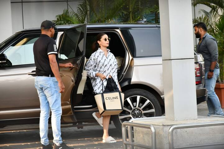 वहीं बात करें उनके लुक कि तो बता दें आलिया को ब्लैक कलर की डेनिम शॉर्ट्स के साथ व्हाइट ओवरसाइज्ड शर्ट पहने देखा गया है.