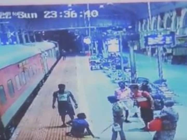 RPF woman constable saved life of passenger fell down during getting off running train video viral Video: चलती ट्रेन से उतरने के दौरान गिरा यात्री, RPF कांस्टेबल ने यूं बचाई जान