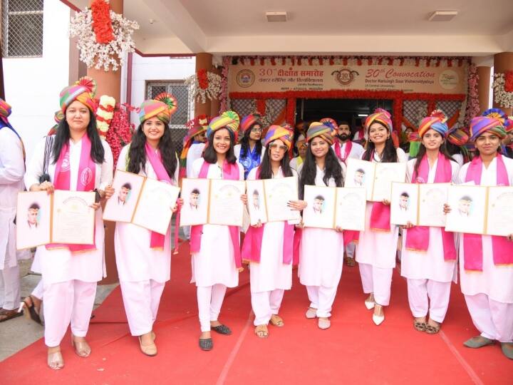 कोरोना के कारण पिछले दो साल से विवि में दीक्षांत समारोह नहीं हुए. अब इसका आयोजन किया जा रहा है. एमपी की एकमात्र सेंट्रल यूनिवर्सिटी डॉ. हरिसिंह गौर केंद्रीय विवि सागर का 30वां दीक्षांत समारोह आयोजित हुआ. सभी विद्यार्थी बुंदेली वेशभूषा में पगड़ी-कुर्ता में डिग्री लेते नजर आए.