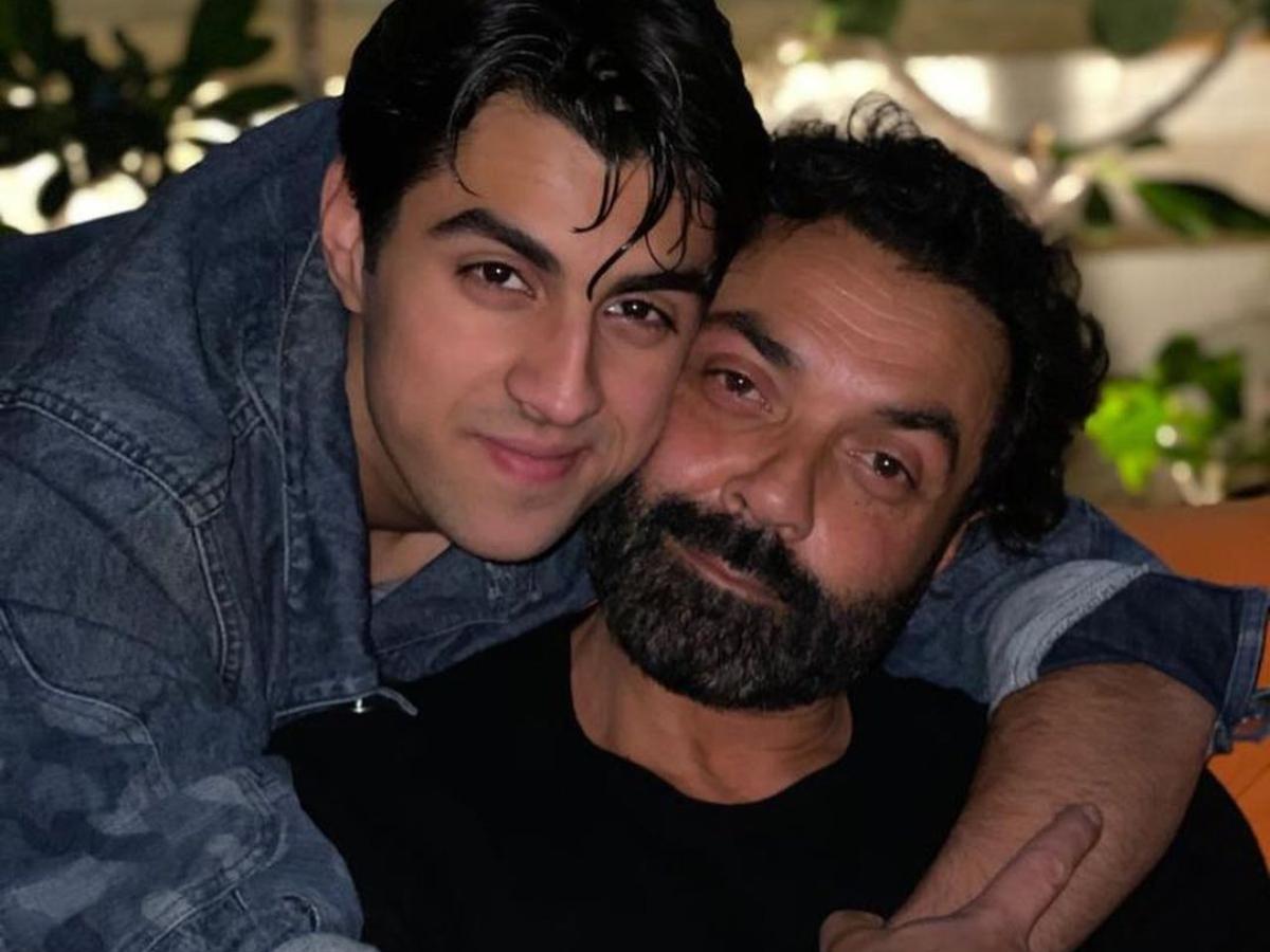 Bobby Deol Dharmendra Bonding: बचपन में बेटे बॉबी को ज्यादा वक्त नहीं दे पाए थे धर्मेंद्र, एक्टर बोले- वो दिन-रात मेहनत करके सेट पर सो जाते थे