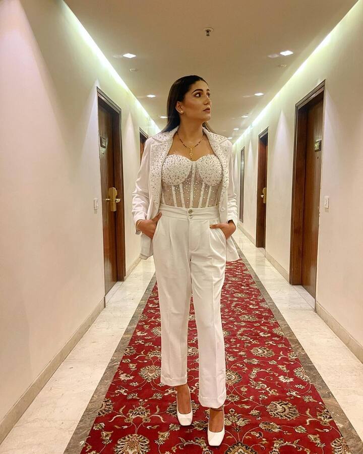 सपना चौधरी ने अपनी ये बोल्ड तस्वीरें इंस्टाग्राम अकाउंट पर शेयर की हैं. तस्वीरों में ग्लैमरस अवतार देखने को मिल रहा हैं.