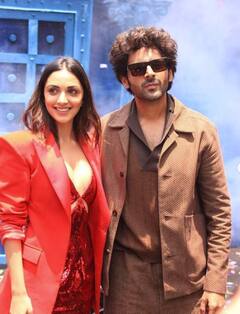 Bhool Bhulaiyaa 2 Trailer Launch: ਕਿਆਰਾ ਨੇ ਕਾਰਤਿਕ ਆਰੀਅਨ ਨਾਲ ਸ਼ਾਰਟ ਰੈੱਡ ਡਰੈੱਸ 'ਚ ਬਾਈਕ 'ਤੇ ਕੀਤਾ ਧਮਾਕਾ