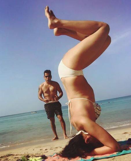 इसके अलावा उनका इंस्टाग्राम अकाउंट उनके योग पोस्ट्स से पटा पड़ा है. वो अक्सर योगा करते वक्त की अपनी तस्वीरें शेयर करती हैं.