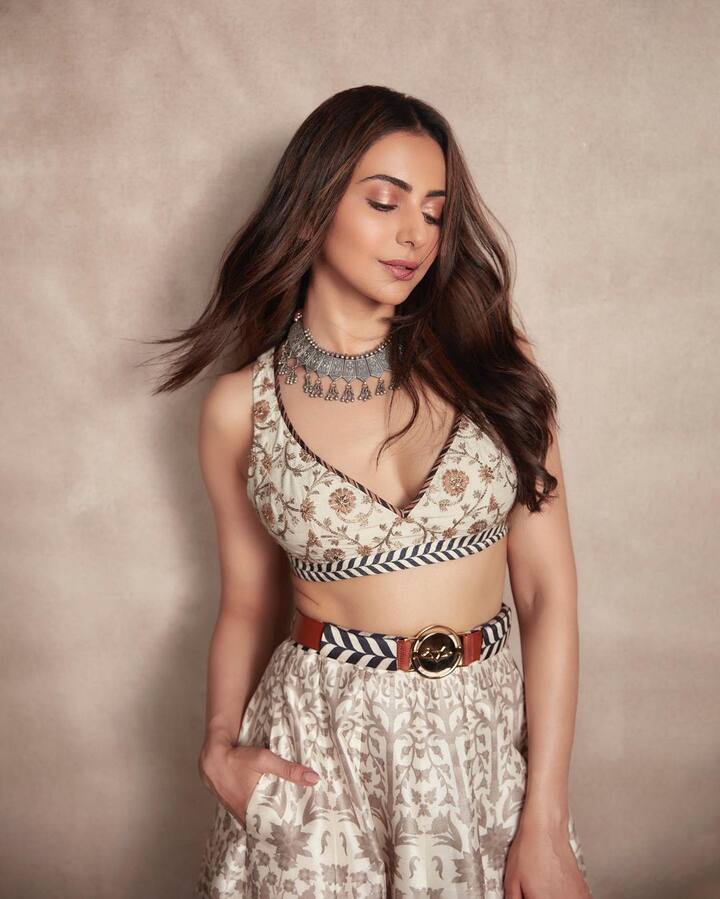 টপ আর লম্বা স্কার্টে বেশ মানিয়েছে তাঁকে। 'স্টানিং', তাঁর ছবিতে কমেন্ট অনুরাগীদের।