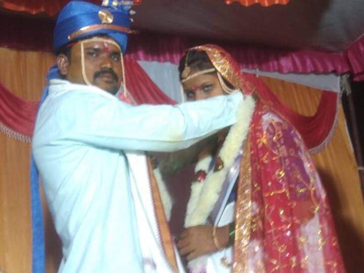 Buldhana News The groom delayed wedding, father of the bride tied daughters knot to other groom नवरदेव बसला वरातीत डीजेसमोर नाचत, वधुपित्याने मुलीचं लग्न लावलं दुसऱ्या वरासोबत