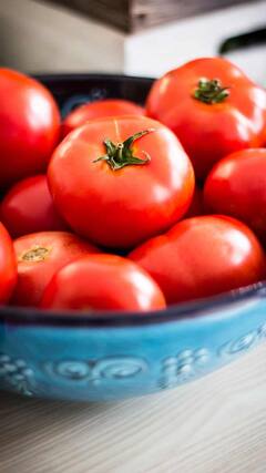 Kitchen Hacks : टोमॅटो दिर्घ काळ टिकवून ठेवायचेत? फॉलो करा 'या' सोप्या टिप्स...