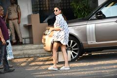 Alia Bhatt Spotted: फैंस को नहीं भा रहा शादीशुदा आलिया का कैजुअल लुक, नेटिजेंस दे रहे हैं एक्ट्रेस को सिन्दूर लगाने की हिदायत
