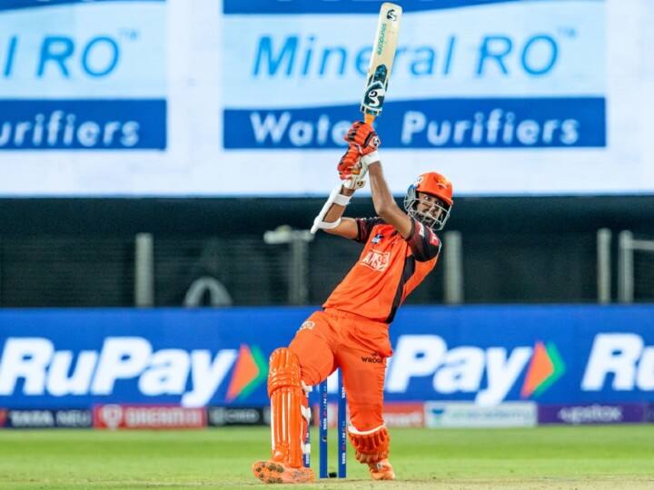 IPL के इस सीजन में दूसरे सबसे ज्यादा तोबड़तोड़ अंदाज में बल्लेबाजी करने वाले खिलाड़ी वाशिंगटन सुंदर हैं. सुंदर ने 4 मैचो की 2 पारियों में 28 गेंदों का सामना करते हुए 58 रन बनाए हैं. इनका स्ट्राइक रेट 207.14 रहा है. (फोटो सोर्स: iplt20.com)