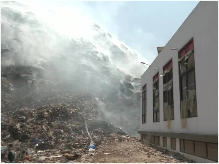 MCD submitted landfills status report to the commissioner for final approval Delhi MCD: दिल्ली नगर निगम के आयुक्त को लैंडफिल की स्थिति रिपोर्ट एमसीडी ने सौंपी, जल्द LG को भेजी जाएगी