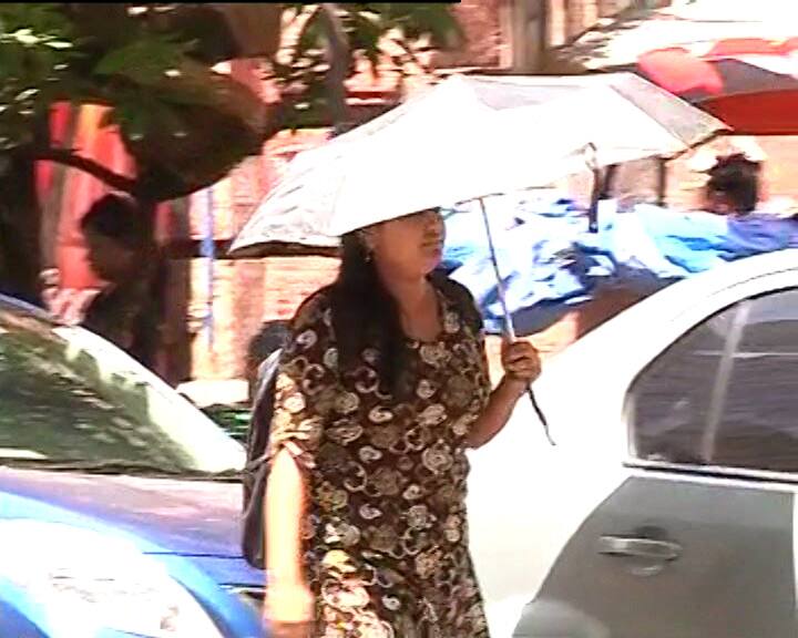 রাজ্য সরকারের বিজ্ঞপ্তি দিয়ে জানিয়েছে, যেখানে সম্ভব, প্রাথমিক, মাধ্যমিক এবং উচ্চমাধ্যমিক স্তরে দুপুরের ক্লাস সকালে নেওয়া হোক।  এই পরিস্থিতিতে বেশ কিছু স্কুল পদক্ষেপও করতে শুরু করেছে।