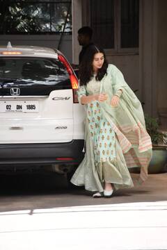 Sara Ali Khan Photos: ग्रीन शरारा सूट पहने सिंपल लुक में भी बला की खूबसूरत लगीं सारा अली खान