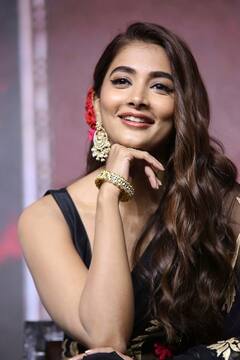 Pooja Hegde pics: பூப்போட்ட கருப்பு புடவையில் பளிச்சென்று மின்னும் பூஜா..!