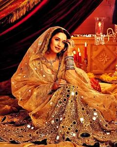 Trendy Mirror Work Look: મિરર વર્ક લહેંગામાં માધુરીથી લઈને અનન્યા સુધીની હિરોઈનના ગ્લેમરસ અંદાજ જુઓ ફોટો