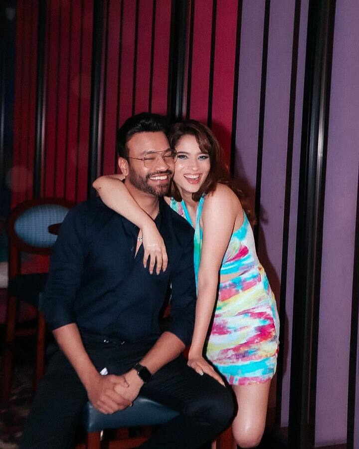 अलीकडेच अंकिता लोखंडेने तिच्या रोमँटिक फोटोशूटचे फोटो इंस्टाग्रामवर शेअर केले आहेत, ज्यामध्ये ती विकीला किस करताना तर कधी मिठी मारताना दिसत आहे. (photo:lokhandeankita/ig)