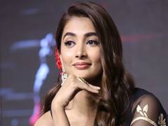 Pooja Hegde pics: பூப்போட்ட கருப்பு புடவையில் பளிச்சென்று மின்னும் பூஜா..!