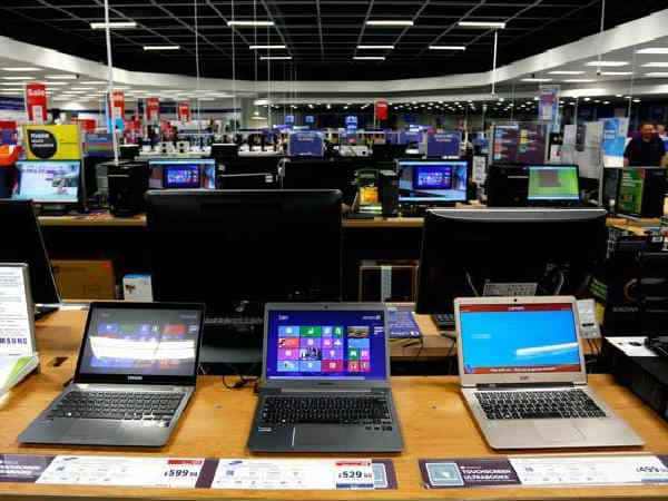 नेहरू प्लेस – दिल्ली की ये मार्केट इलेक्ट्रॉनिक के सामान के लिए काफी फेमस है. नेहरु प्लेस एशिया के सबसे बड़े इलेक्ट्रॉनिक मार्केट में से एक है. अगर आप भी अपने घर या ऑफिस के लिए लैपटॉप,कंप्यूटर और स्मार्टफोन खरीदना चाहते हैं तो ये मार्केट आपके लि बेस्ट है.