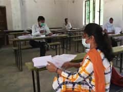 UP NEWS: 65-70 नंबर दे दो गुरुजी, रुपए गूगल पे कर दूंगा, यूपी बोर्ड की कॉपियों में मिल रहे अजब-गजब संदेश