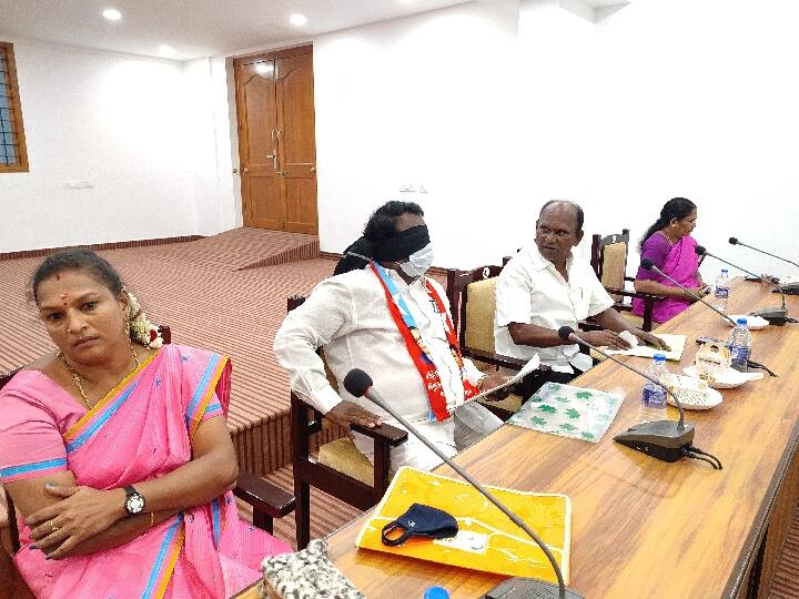 VCK councilor blindfolded in a black cloth at the council nature meeting. சேலம் : மாமன்ற இயல்பு கூட்டத்தில் கருப்பு துணியால் கண்ணை கட்டிக்கொண்டு வந்த விசிக உறுப்பினர்.