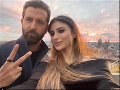 Hrithik Roshan with Mouni Roy: मौनी रॉय ने ऋतिक रोशन के साथ शेयर की सेल्फी, फैंस को खूब पसंद आ रही दोनों की जोड़ी