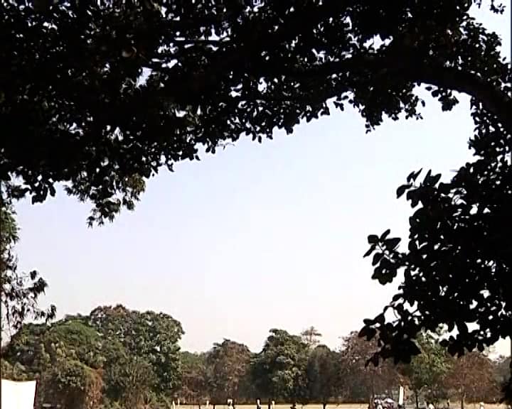 সাউথ পয়েন্ট স্কুল কর্তৃপক্ষ জানিয়েছে, শুক্রবার পর্যন্ত অনলাইনে ক্লাস হবে। গরমের কারণে পশ্চিম বর্ধমানের দুর্গাপুরের একাধিক স্কুলে, বিভিন্ন ক্লাস সকাল সাড়ে ১০টা থেকে ১২টার মধ্যে করা হচ্ছে।