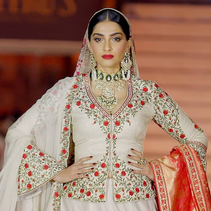 और अगर आप भी सोनम कपूर के फैशन के दीवाने हैं तो आप इस लिस्ट में से उनके एथनिक स्टाइल को कॉपी कर अपने लुक में चार चांद लगा सकते हैं.