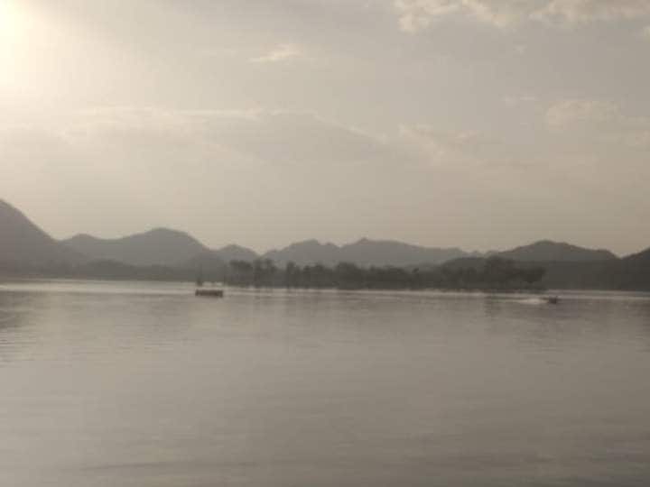 udaipur lakes to see solar boats only as high court order to remove petrol diesel boats ANN Udaipur Tourism: उदयपुर की झीलों में अब चलेगी सिर्फ सोलर बोट, हाई कोर्ट के निर्देश पर प्रशासन ने लिए फैसला
