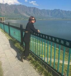 In Pics: कश्मीर की खूबसूरत वादियों का लुत्फ उठाने पहुंचीं निया शर्मा, लेडी बॉस बनीं एक्ट्रेस का किलर है अंदाज