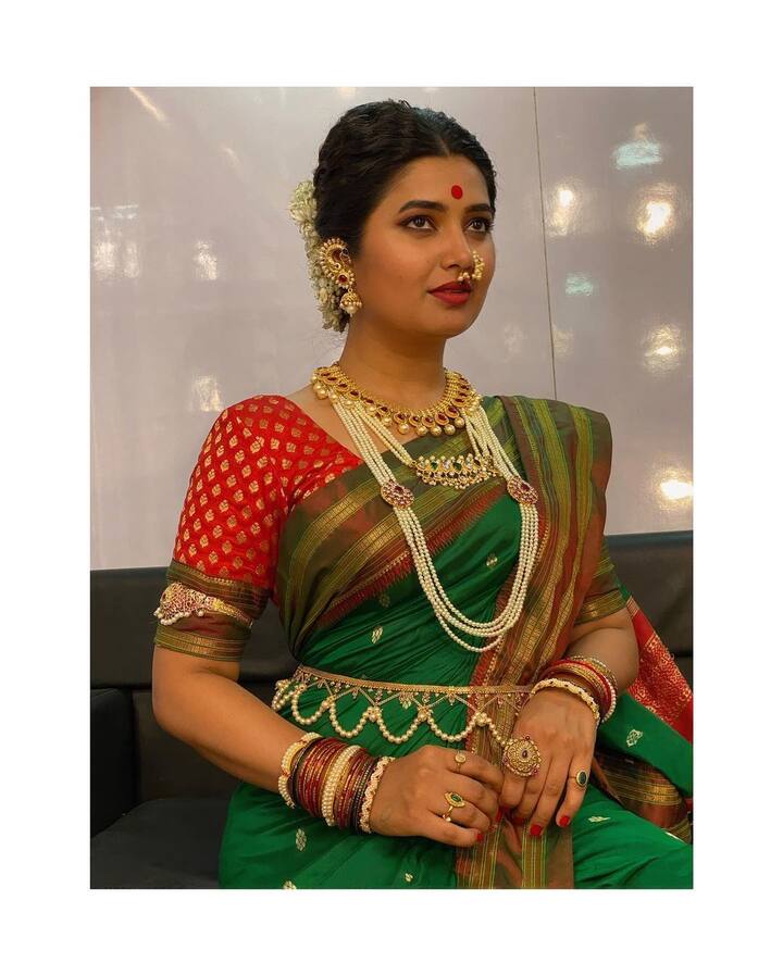 अभिनेता दिग्दर्शक प्रसाद ओक (prasad oak ) याने 'चंद्रमुखी' (chandramukhi) या आगामी चित्रपटाची घोषणा केल्यापासून सोशल मीडियावर फक्त आणि फक्त चंद्रमुखीची चर्चा रंगलेली आहे.(photo:prajakta_official/ig)