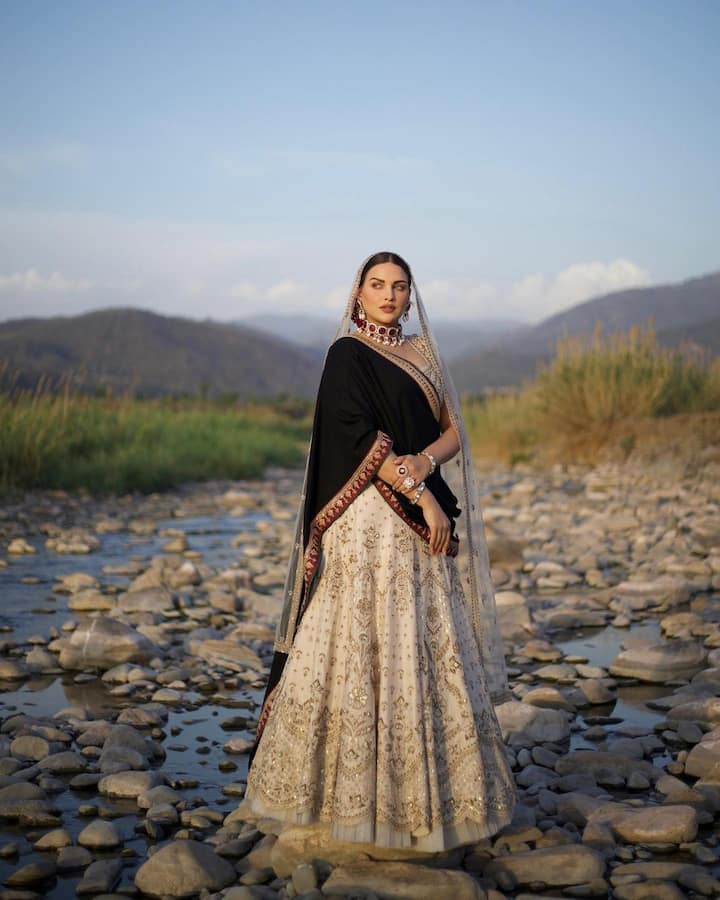 या ब्रायडल फोटोशूटमध्ये हिमांशीचा लूक पाहायला मिळत आहे. तिने ऑफ व्हाइट रंगाच्या लेहेंग्यासह मरून रंगाचा शनील दुपट्टा घातला आहे.(photo:iamhimanshikhurana/ig)