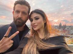 Hrithik Roshan with Mouni Roy: मौनी रॉय ने ऋतिक रोशन के साथ शेयर की सेल्फी, फैंस को खूब पसंद आ रही दोनों की जोड़ी