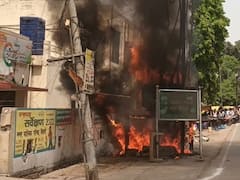 Sitapur News: सीतापुर की बिसवां तहसील में ट्रांसफार्मर में आग लगने से मचा हड़कंप, इतने मकानों की बिजली गुल