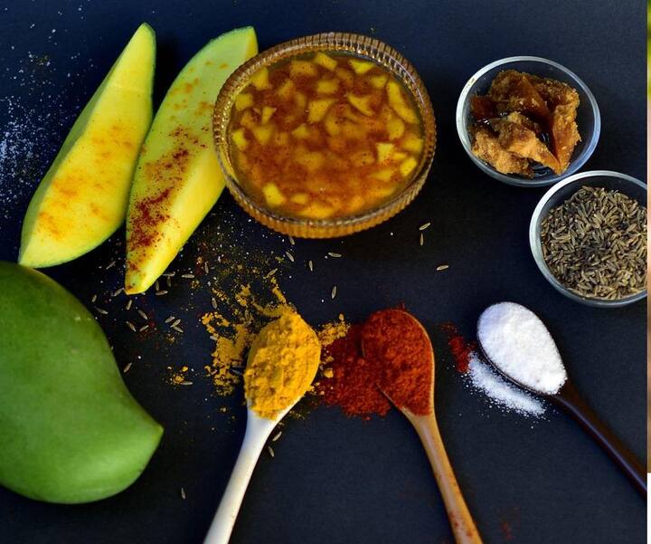 আমের আচার খেতে ভালোবাসে না এমন মানুষ বোধহয় খুঁজে পাওয়া যাবে না। বর্তমানে উন্নত প্রযুক্তির যুগে সারাবছরই আমের আচার পাওয়া যায়। কিন্তু গরমকাল পড়লেই বা আমের মরসুম শুরু হলেই বাড়িতে বাড়িতে তৈরি করা হয় আচার, চাটনি, জেলি থেকে আমসত্ত্ব। আজ দেখে নিন কীভাবে বাড়িতে খুব সহজেই তৈরি করে ফেলবেন আমের আচার।