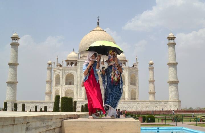 दिल्ली से लेकर उत्तर प्रदेश हो या मध्य प्रदेश सब जगह गर्मी से लोग झुलस रहे हैं. दोपहर के समय तो धूप इतनी तेज होती है कि लोगों का घर से बाहर निकलना मुश्किल हो गया है. लोगों को धूप से बचने के लिए छाते का सहारा लेना पड़ रहा है लेकिन वो भी बेअसर साबित हो रहा है.